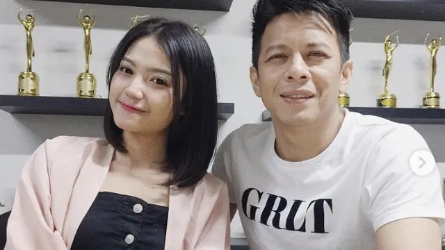 Ariel dan penyanyi perempuan