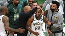 Pada Kuarter kedua, Bucks membalikkan keadaan setelah Khris Middleton (22) menjadi motor serangan. Hasilnya, Bucks dapat menang di kuarter kedua dengan skor 30-29. Namun di kuarter ketiga, Suns berhasil kuasai pertandingan dan unggul enam poin. (Foto: Getty Images via AFP/Jonathan Daniel)