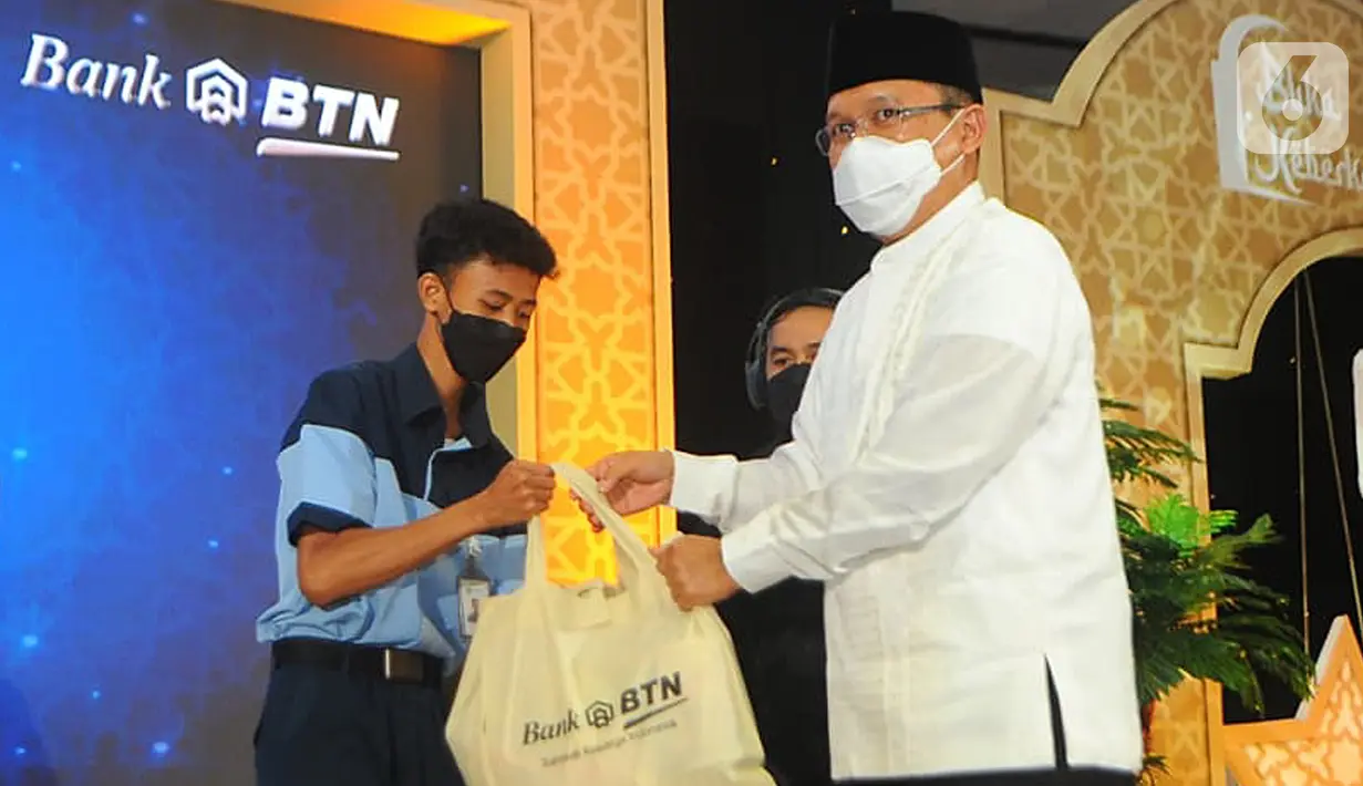 <p>Direktur Utama Bank BTN Haru Koesmahargyo secara simbolis memberikan paket lebaran kepada pekerja internal pada acara Doa Bersama dan Santunan Anak Yatim di Jakarta (27/04/2022). Bank BTN memberikan bantuan kepada lima Yayasan Anak Yatim dan Dhuafa senilai total Rp300 juta. (Liputan6.com/HO/BTN)</p>