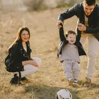 Ilustrasi keluarga kecil yang sedang bermain bersama (sumber foto: pexels.com/Gustavo Fring)