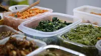 Membuat jadwal makanan mingguan akan membantumu untuk menyesuaikan kebutuhan energi anak serta mempermudah dalam mengatur anggalan belanja. (Foto: Unsplash.com/Kim Deachul)