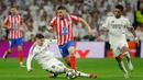 Hingga akhir pertandingan leg pertama 16 besar Liga Champions 2024/2025 usai, Real Madrid unggul 2-1 atas Atletico. Laga leg kedua akan digelar di markas Atletico Madrid pada pekan depan. (Pierre-Philippe MARCOU/AFP)
