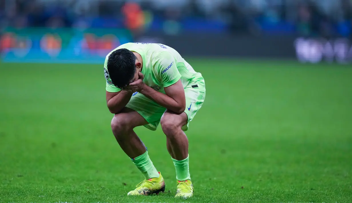 Pemain Barcelona, Gerard Martin, menangis setelah takluk dari Inter Milan dalam duel leg kedua semifinal Liga Champions di Stadion Giuseppe Meazza, Milan, Rabu (7/5/2025) dini hari WIB. (AP Photo/Antonio Calanni)
