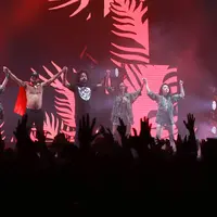 Tak ketinggalan Major Lazer yang terkenal dengan hits ‘Lean On’ menutup DWP hari pertama di panggung Mad Decent. Hingga dini hari Sabtu (12/12/2015) pun semangat party goers tidak berkurang. (Galih W. Satria/Bintang.com)