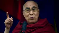 Pemimpin spiritual Tibet, Dalai Lama menyampaikan pidato saat Glastonbury Festival, Inggirs, (28/6/2015). Dalai Lama akan berulang tahun yang ke-80 pada 6 Juli 2015 nanti. Namun ia merayakannya lebih awal di Glastonbury Festival. (REUTERS/Dylan Martinez)
