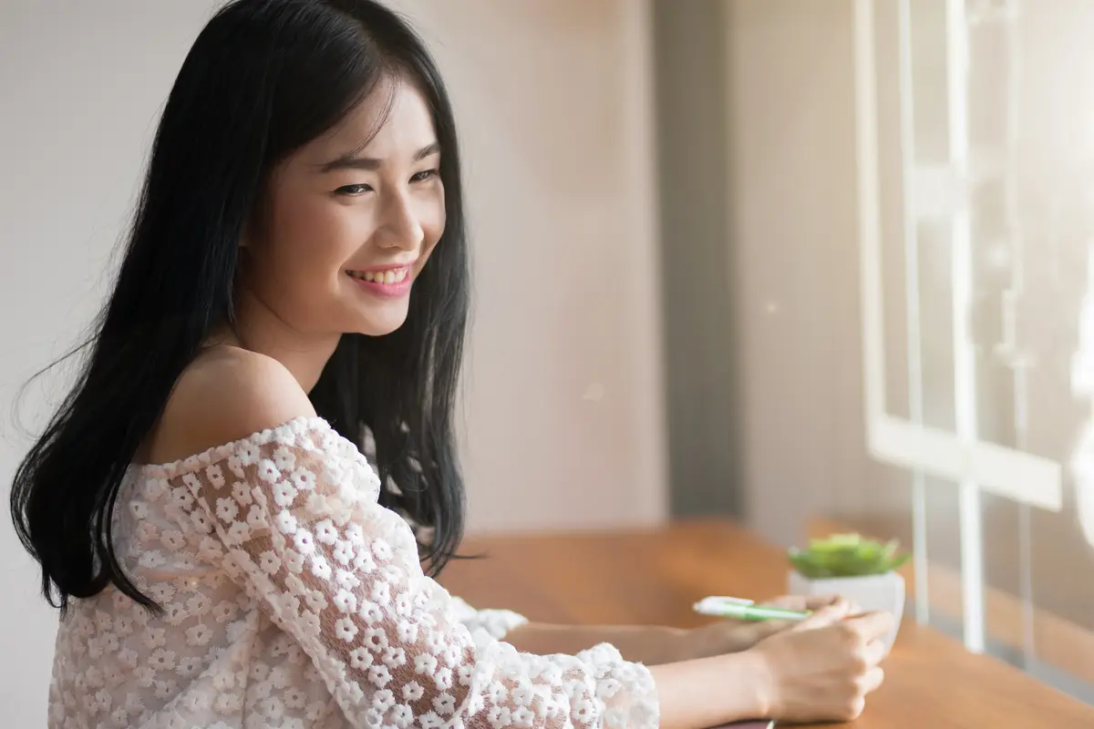 wanita februari duduk