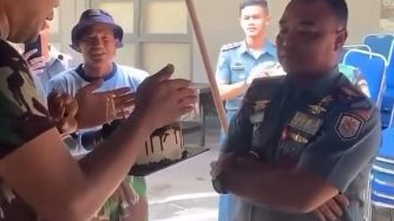 "Ketika Pasukan Katak ngeprank dansatnya. Keakraban yang luar biasa," demikian dikutip dari keterangan video.