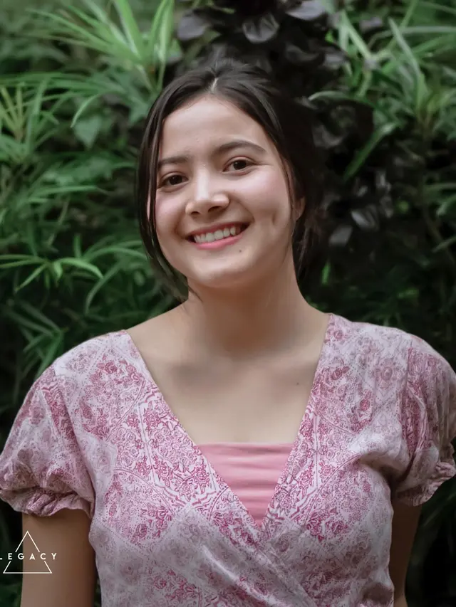 7 Potret Terbaru Bulan Sutena, Penyanyi yang Lagunya Kerap Viral di TikTok