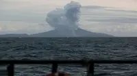 Gunung Anak Krakatau memuntahkan material vulkanik selama letusan seperti yang terlihat dari kapal Angkatan Laut Indonesia di perairan Selat Sunda (28/12). (AP Photo/Fauzy Chaniago)