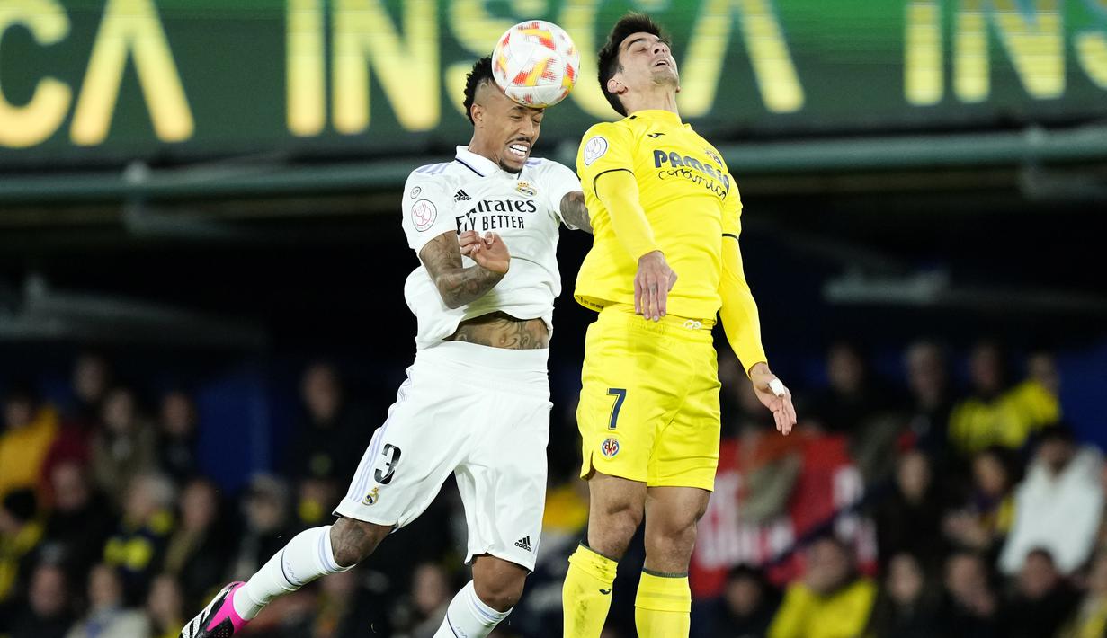 Pemain Real Madrid, Eder Militao, duel udara dengan pemain Villarreal, Gerard Moreno, pada laga Copa del Rey di Stadion La Ceramica (19/1/2023). Tiga gol Real Madrid dicetak oleh Vinicius Junior, Eder Militao, dan Dani Ceballos. (AP Photo/Jose Breton)