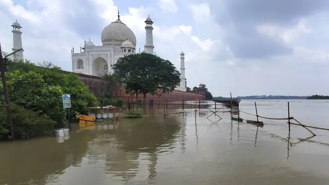 Luapan Air Sungai Yamuna Capai Dinding Luar Taj Mahal