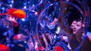 Pengunjung melihat ikan emas yang berada di dalam akuarium saat Pameran Seni Aquarium di Tokyo, Jepang (10/7/2015). Pameran yang menampilkan ribuan ikan emas di dalam aquarium ini merupakan karya desainer Jepang Hidetomo Kimura. (REUTERS/Thomas Peter)