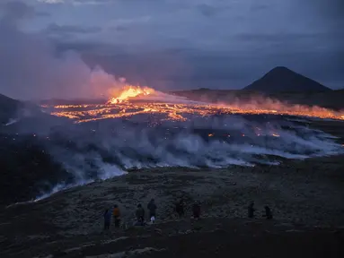 Lava muncul dari celah gunung berapi Fagradalsfjall dekat gunung Litli-Hrútur, sekitar 30 kilometer (19 mil) barat daya Reykjavik, Islandia, Senin 10 Juli 2023. (AP Photo/Marco Di Marco)
