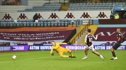 Pemain Aston Villa Jack Grealish (tengah) mencetak gol ke gawang Liverpool pada pertandingan Liga Premier Inggris di Stadion Villa Park, Birmingham, Inggris, Minggu (4/10/2020). Aston Villa mengalahkan Liverpool 7-2. (Peter Powell/Pool via AP)