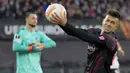 <p>AS Roma kehilangan Paulo Dybala karena cedera pada menit ke-26 dan digantikan Stephan El Shaarawy. (AP Photo/Peter Dejong)</p>
