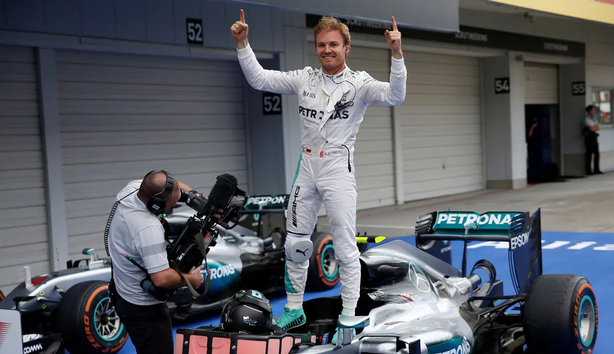 Nico Rosberg seusai kemenangannya dalam balapan seri ke-17 Formula One (F1) GP Jepang, Minggu (9/10). F1 2016 sendiri masih menyisakan empat seri yang akan digelar, tepatnya GP Amerika Serikat, Meksiko, Brasil dan Uni Emirat Arab. (REUTERS/Toru Hanai)