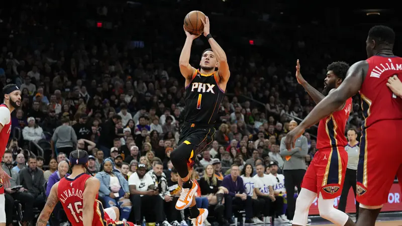 Aksi Devin Booker saat Suns melawan Pelicans di lanjutan NBA 2022/2023