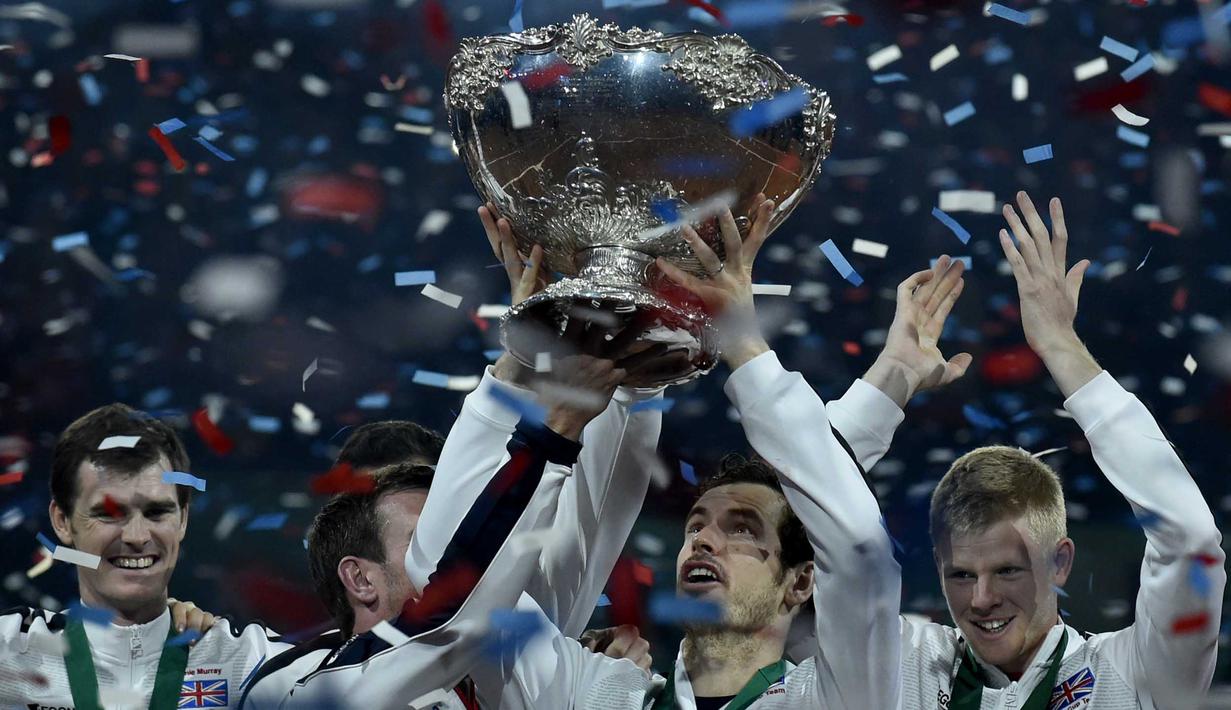  Petenis Inggris Raya, Andy Murray (2 kanan) mengangkat trofi Piala Davis bersama rekannya usai mengalahkan Belgia 3-1 pada Final Piala Davis di Flanders Expo, Ghent, Belgia, Minggu (30/11/2015). (AFP Photo/John Thys)