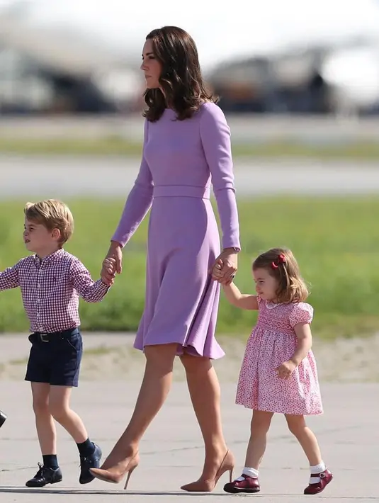 Dalam gandengan Kate Middleton, Puteri Charlotte nampak memicingkan mata karena panasnya sinar matahari nih. (instagram/kensingtonroyal)