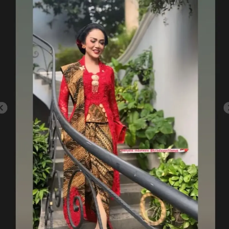 Krisdayanti Tampil Menyala dengan Kebaya Kutubaru Merah di Sidang Tahunan MPR