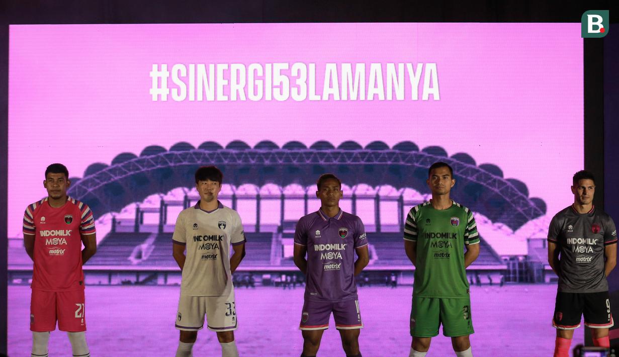 Dari kiri ke kanan: Dede Sulaiman, Bae Sin-yong, Muhammad Toha, dan Dhika Bayangkara tengah mengenakan jersey baru Persita Tangerang yang akan dipakai untuk mengarungi BRI Liga 1 musim 2022/2023 dalam acara Launching Team and Jersey Persita Tangerang di The Springs Club, Gading Serpong, Tangerang, Banten pada Kamis (21/06/2022). (Bola.com/Bagaskara Lazuardi)