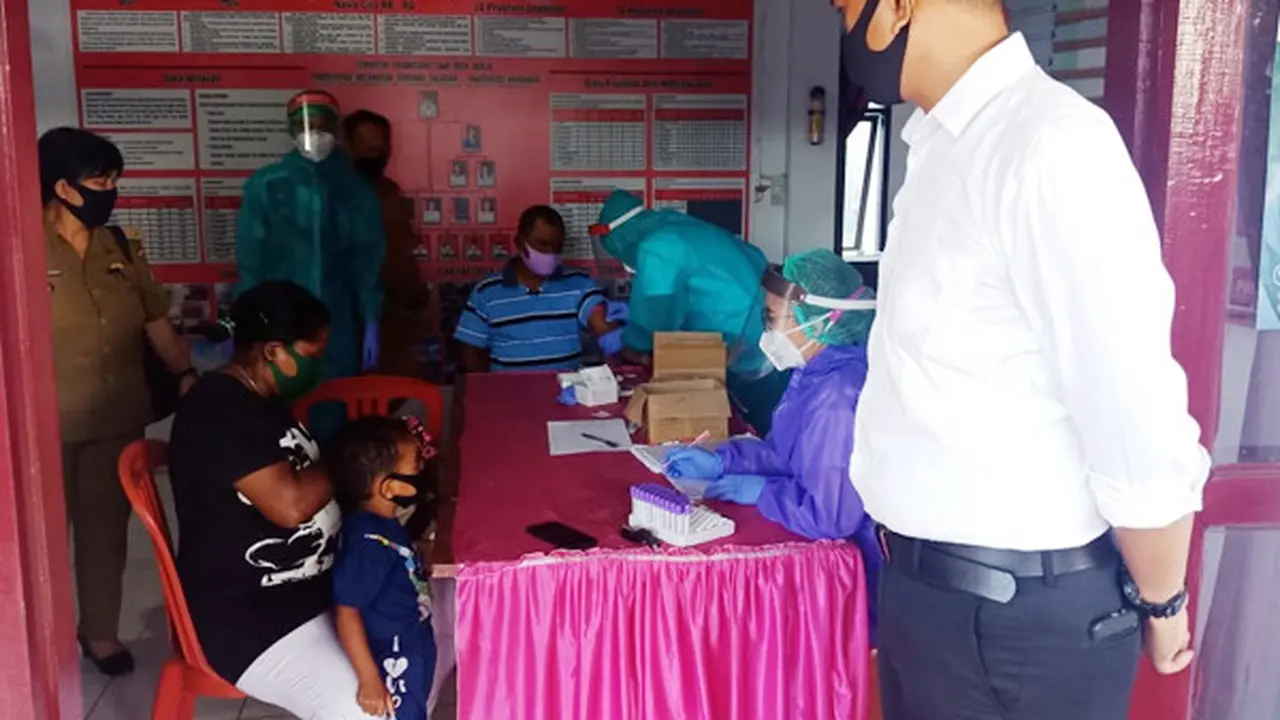 Polres Minahasa memfasilitasi pelaksanaan rapid test untuk mahasiswa asal Papua bersama keluarga yang tertahan di Kabupaten Minahasa, Sulut.