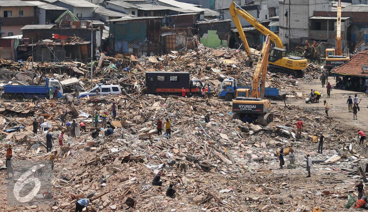 Warga mencari barang miliknya saat pembongkaran di kawasan Kampung Luar Batang, Jakarta (11/4). Sebanyak 853 bangunan di bongkar dalam rangka revitalisasi kawasan wisata Sunda Kelapa, Museum Bahari, dan kawasan Luar Batang. (Liputan6.com/Gempur M Surya)