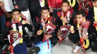 Pemain Timnas Indonesia U-22 (dari kiri) Muhammad Taufany, Titan Agung Fawwazi, Rizky Ridho Ramadhani dan Pratama Arhan saat acara penyambutan Kontingen Indonesia setelah tiba di Terminal 3 Kedatangan Bandara Soekarno Hatta, Cengkareng, Kamis (18/5/2023) malam WIB usai berhasil meraih medali emas cabor sepak bola SEA Games 2023. (Bola.com/Bagaskara Lazuardi)