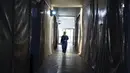Seorang petugas medis yang mengenakan alat pelindung diri berjalan di sebuah rumah sakit di Kairo, 14 Juli 2020. Mesir pada Selasa (14/7) mengonfirmasi 929 kasus baru infeksi COVID-19, sehingga menambah jumlah kasus di negara itu menjadi 83.930. (Xinhua/Ahmed Gomaa)
