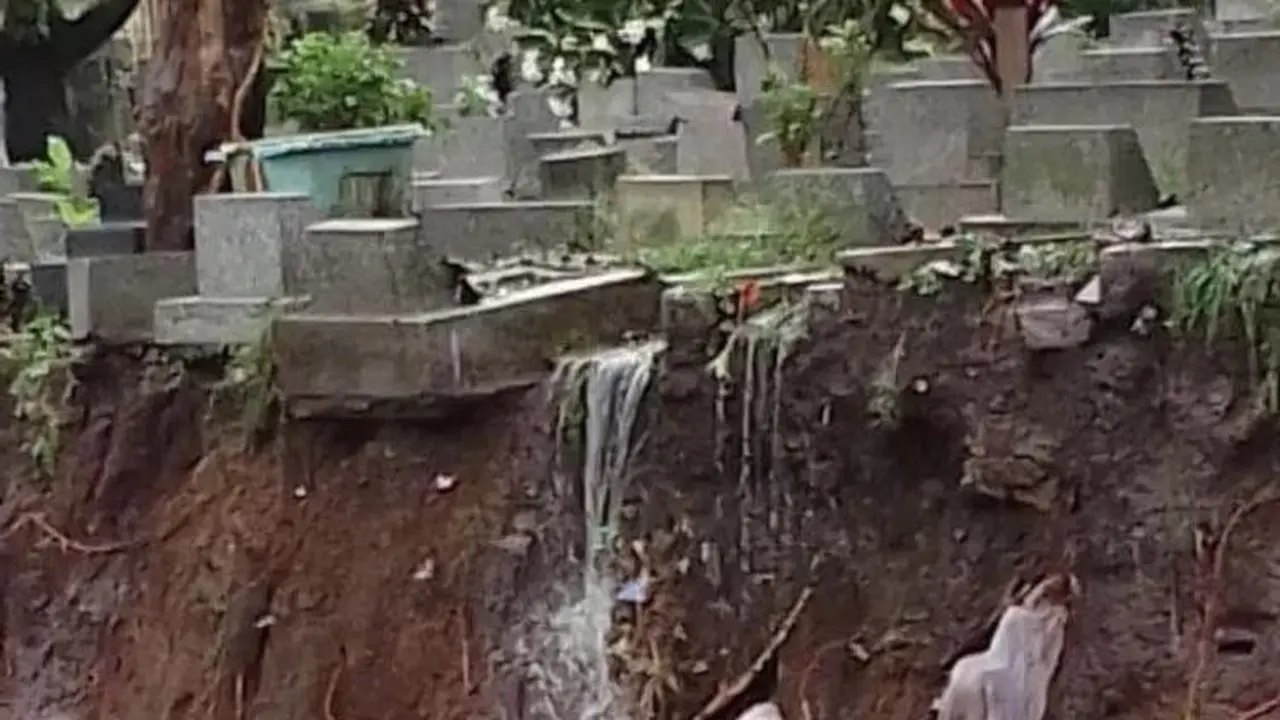 Longsor Akibat Hujan Deras Bikin Kain Kafan di TPU Terlihat, Warganet: Semoga Tidak Ada Korban Jiwa