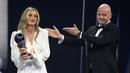 <p>Alexia Putellas (kiri) menerima penghargaan sebagai Pemain Wanita FIFA Terbaik dari Presiden FIFA Gianni Infantino pada acara yang berlangsung di Paris, Prancis, Senin (28/02/2023) WIB. Putellas sukses mengalahkan dua pesaingnya Alex Morgan dan Beth Mead. (AP Photo/Michel Euler)</p>