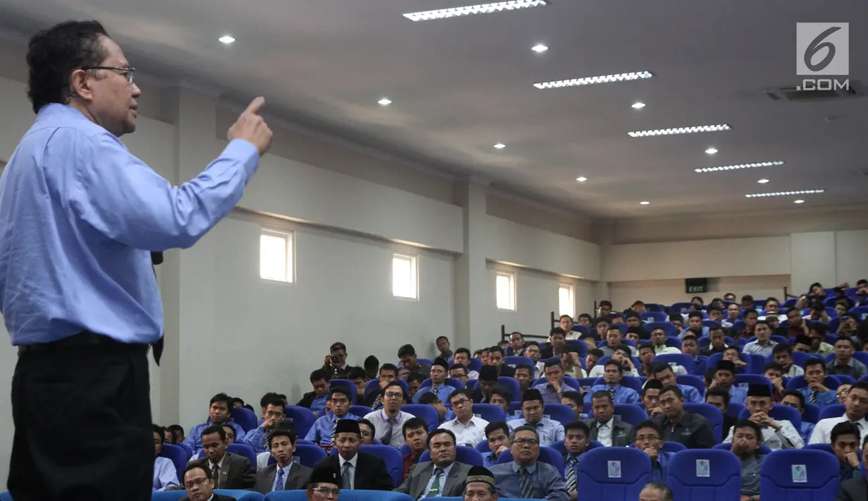 Tokoh Nasional, Rizal Ramli saat memberikan kuliah umum di Universitas UNIDA Gontor di Ponorogo, Jawa Timur, Minggu (15/10). Dalam ceramahnya di hadapan generasi muda menekankan pentingnya menjaga kemandirian dan harga diri bangsa. (Liputan6.com/Pool/Sin)