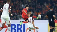 Duel sengit dua tim terbaik musim lalu, Persija Jakarta dan PSM Makassar berakhir tanpa pemenang pada pekan pertama BRI 2023/2024 di Stadion Utama Gelora Bung Karno (SUGBK), Senayan, Jakarta, Senin (3/7/2023). Dalam laga yang berakhir imbang 1-1, aksi impresif duo Jepang di masing-masing kubu menjadi penentu. PSM unggul terlebih dahulu pada menit ke-12 melalui tandukan kepala Kenzo Nambu. Persija terhindar dari kekalahan dengan mencetak gol penyeimbang melalui sepakan jarak jauh Ryo Matsumura pada menit ke-81. (Bola.com/M Iqbal Ichsan)