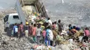 Anak-anak bersama sejumlah orang dewasa lainnya mengerumuni truk sampah yang baru tiba di tempat pembuangan sampah di kota Houdieda, Yaman, Rabu (20/1). (REUTERS/Abduljabbar Zeyad)