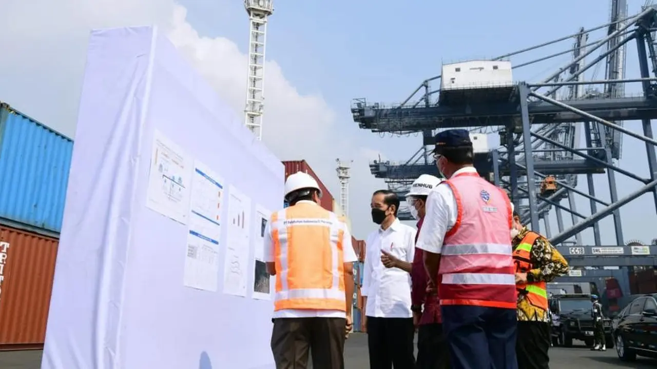 Presiden Joko Widodo (Jokowi) Mengunjungi Terminal Peti Kemas Koja, Kamis (10/6/ 2021). (Foto: Muchlis Jr - Biro Pers Sekretariat Presiden)