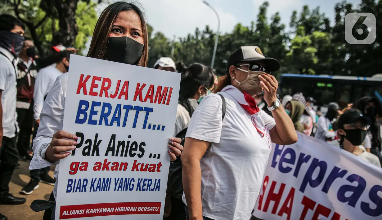 Massa yang tergabung dalam Aliansi Karyawan Hiburan dan Pengusaha Hiburan membawa poster saat menggelar aksi di depan Balai Kota DKI Jakarta, Selasa (21/7/2020). Mereka meminta Gubernur Anies Baswedan untuk membuka usaha hiburan yang ditutup akibat pandemi COVID-19.. (Liputan6.com/Faizal Fanani)