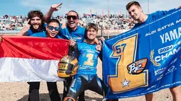 Usai merengkuh titel juara dunia WorldSSP300 2024, Aldi Satya Mahendra merayakan keberhasilannya bersama fansnya yang hadir langsung ke Sirkuit Jerez, Minggu (20/10/2024) sore WIB. (Instagram Aldi Satya Mahendra)