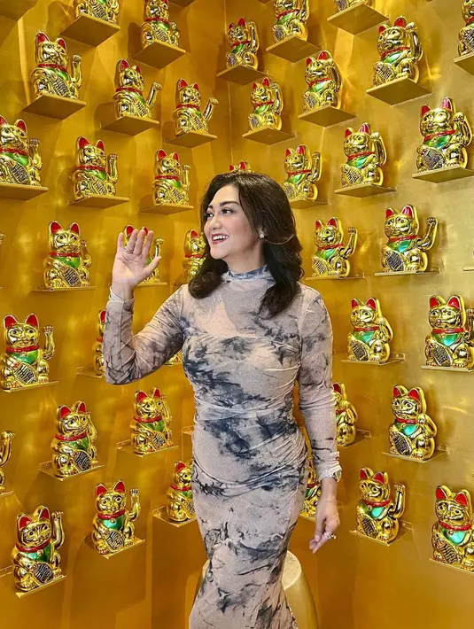 <p>Bella Saphira dengan dress tie-dye berkerah tinggi bernuansa kecokelatan yang simpel dan chic. Dress lengan panjang ini membalut tubuh Bella Saphira dengan amat baik. [Foto: Instagram/bellasaphiraofficial]</p>