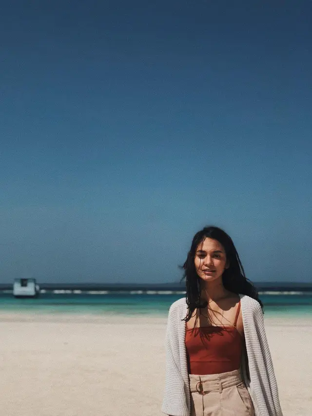 Hobi Travelling, Ini 7 Pemotretan Hana Malasan saat di Pantai yang Menawan