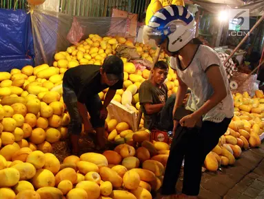 Suasana pedagang musiman timun suri di Pasar Palmerah, Jakarta, Senin (29/5). Selama bulan Ramadan, permintaan timun suri meningkat. (Liputan6.com/Johan Tallo)