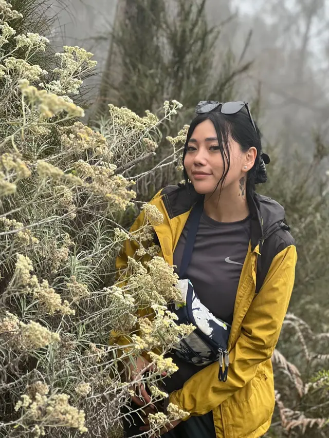 Punya Pengalaman Mistis, Ini 7 Potret Wendy Walters saat Naik Gunung Arjuno