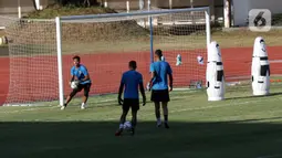 Penjaga gawang Timnas Indonesia U-19 saat latihan di Stadion Madya Gelora Bung Karno, Jakarta, Jumat (28/8/2020). Selanjutnya, Timnas U-19 akan berlatih dan mengikuti turnamen mini di Kroasia sebagai bagian persiapan Piala Asia U-19 2020 di Uzbekistan. (Liputan6.com/Helmi Fithriansyah)