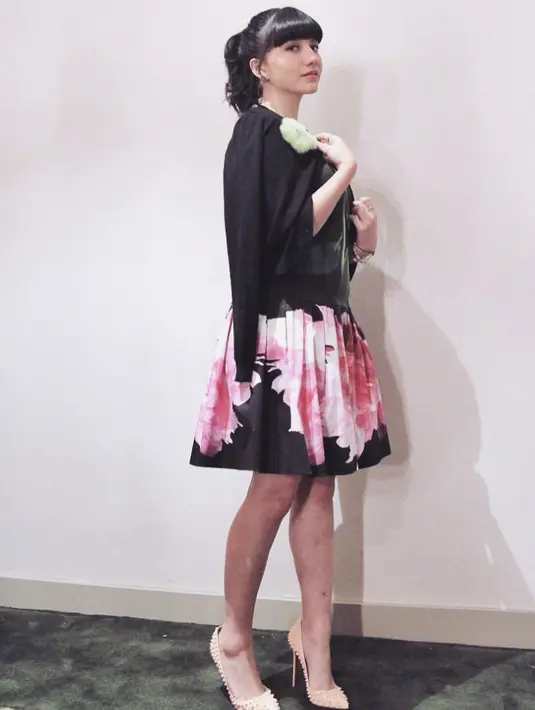 Mengenakan floral dress seperti yang satu ini, aura kecantikan Cassy semakin terpancar. Rambutnya dibiarkan terurai sebagian dengan bun hair kecil di bagian atas. Semakin girly, Cassy mengenakan high heels. (Instagram/cassandraslee)