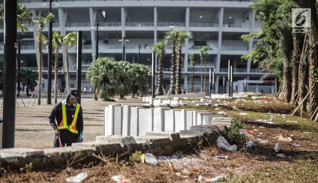 Petugas membersihkan sisa sampah bekas pertandingan Final Piala Presiden 2018 di area Stadion Utama Gelora Bung Karno, Jakarta, Senin (19/10). Sampah yang ditinggalkan berserakan membuat kondisi sekitar GBK terlihat kotor. (Liputan6.com/Faizal Fanani)