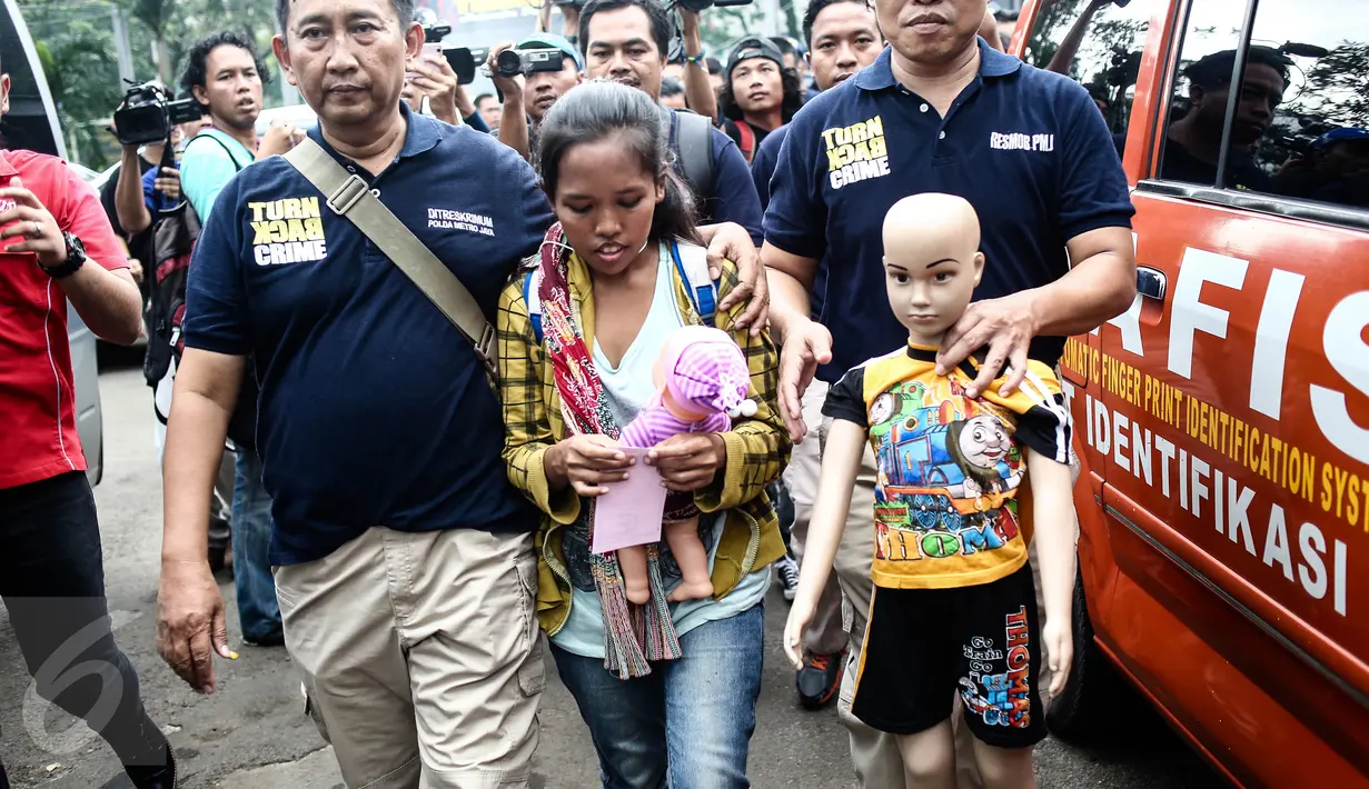 Istri Anwar mengikuti rekontruksi kaburnya Anwar alias Rizal (25) di Rutan Salemba, Jakarta, Minggu (17/7). Proses rekonstruksi ini mendapat pengawalan ketat dari sejumlah anggota Subdit Resmob Ditreskrimum Polda Metro Jaya. (Liputan6.com/Faizal Fanani)