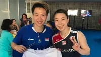 Pebulutangkis Jepang, Arisa Higashino, yang mengaku fans berat Liliyana Natsir memanfaatkan Indonesia Masters 2019 untuk meminta tanda tangan idolanya. (Instagram/@aripei.mee)