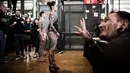 Dua model yang tubuhnya penuh tato berpose saat acara Konvensi Tattoo Paris (Mondial du Tatouage) di Grand Halle de la Villette di Paris (8/3). Acara ini telah berlangsung dari tanggal 9-11 April 2018. (AFP/Philippe Lopez)