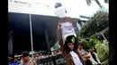 Seorang Seniman melakukan aksi teatrikal menaruh kandung burung di atas kepalanya di depan Gedung Komisi Pemberantasan Korupsi (KPK), Jakarta, Senin (26/1/2014). (Liputan6.com/Herman Zakharia)