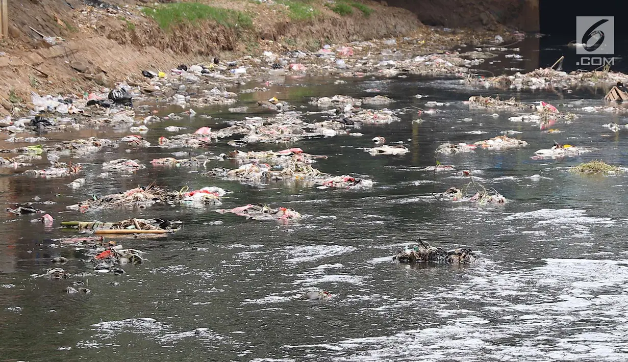 Pemandangan Kali Krukut yang dipenuhi sampah di kawasan Karet, Jakarta, Rabu (19/9). Selain dipenuhi sampah, Kali Krukut juga menimbulkan bau tidak sedap. (Liputan6.com/Immanuel Antonius)