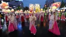 Peserta berbaris dalam parade lentera, yang menandai dimulainya Festival Lentera Lotus di Seoul, 12 Mei 2018. Festival ini biasanya diakhiri dengan ritual kepercayaan umat Budha seperti berdoa hingga memandikan patung Buddha. (AP/Ahn Young-joon)